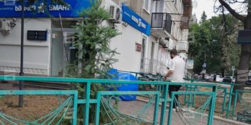 ქუთაისში, საცხოვრებელი კორპუსიდან წყლის ავზი გადმოვარდა – დაშავდა ორი ადამიანი