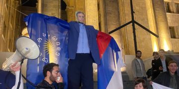 რუსთაველზე ბიძინა ივანიშვილის ფიტული მიიტანეს