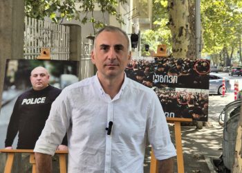 ალეკო ელისაშვილი ასახელებს პოლიციელს, რომელმაც, მისი თქმით, ანტირუსულ აქციაზე სცემა