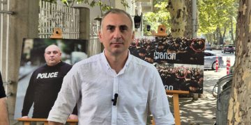 ალეკო ელისაშვილი ასახელებს პოლიციელს, რომელმაც, მისი თქმით, ანტირუსულ აქციაზე სცემა