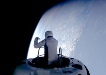 პირველად ისტორიაში, კერძო ეკიპაჟი ღია კოსმოსში გავიდა