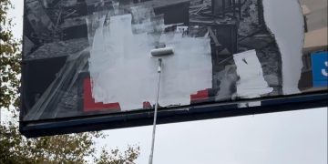 „როგორც ომის პარტიის ჭეშმარიტმა წარმომადგენლებმა, მხოლოდ წარწერა “არა ომს” წაშალეს, რითაც პატრონებს ომის ერთგულება დაუდასტურეს!“ – მდინარაძე უგულავასა და დეკანოძეზე