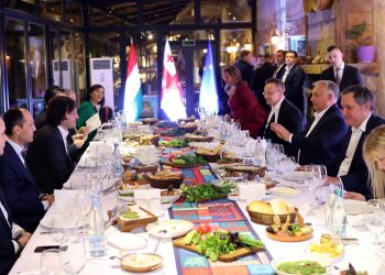 ,,ეს მთლიანი მწვანე ხახვები ორბანმა თურმე ხელზე დაიბერტყა, ოთხად მოკეცა მარილში ჩააწო და ჩაახრამუნა“