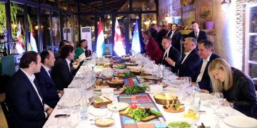 ,,ეს მთლიანი მწვანე ხახვები ორბანმა თურმე ხელზე დაიბერტყა, ოთხად მოკეცა მარილში ჩააწო და ჩაახრამუნა“