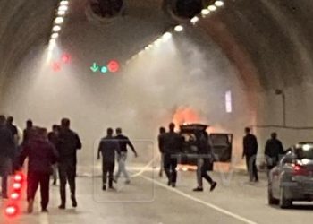 რიკოთის გვირაბში მანქანას ცეცხლი გაუჩნდა – დასავლეთ საქართველოს გზაზე საცობია