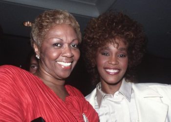 უიტნი ჰიუსტონის დედა სისი ჰიუსტონი გარდაიცვალა