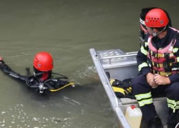 მაშველებმა მტკვარში ჩარჩენილი ბორანიდან ორი ადამიანი გამოიყვანეს