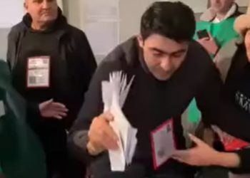 „ქართული ოცნებიდან“ საკრებულოს წევრი, რომელმაც მარნეულში, 69-ე საარჩევნო უბანზე ბიულეტენები საარჩევნო ყუთში ჩაყარა, დაკავებულია