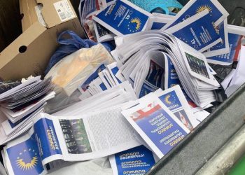 “ოცნების” აგიტატორები ფლაერებს ნაგვის ურნებში ყრიან – ფოტო