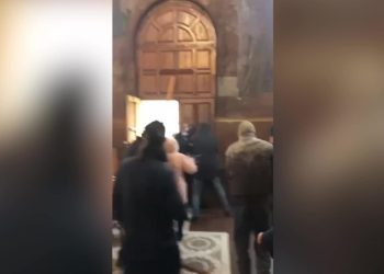 უკრაინაში რუსეთის საპატრიარქოსგან გამოყოფილი ტაძარი დაარბიეს – “ასამდე ნიღბიანი შეიჭრა”