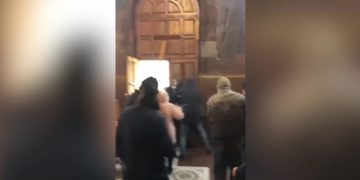 უკრაინაში რუსეთის საპატრიარქოსგან გამოყოფილი ტაძარი დაარბიეს – “ასამდე ნიღბიანი შეიჭრა”