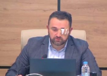 ცენტრალურ საარჩევნო კომისიაში სხდომა განახლდა – გიორგი კალანდარიშვილი სხდომაზე ახვეული თვალით დაბრუნდა