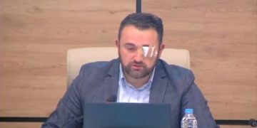 ცენტრალურ საარჩევნო კომისიაში სხდომა განახლდა – გიორგი კალანდარიშვილი სხდომაზე ახვეული თვალით დაბრუნდა