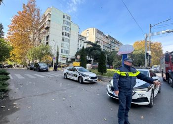 პოლიციამ სააპელაციო სასამართლოსთან მისასვლელი გზა ჩაკეტა