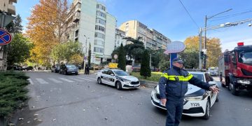 პოლიციამ სააპელაციო სასამართლოსთან მისასვლელი გზა ჩაკეტა