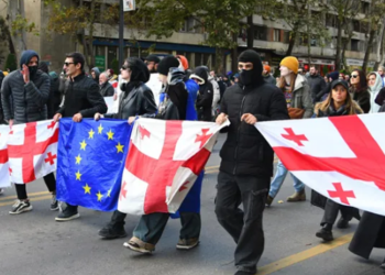 აქციის მონაწილეები, მსვლელობით დიდუბის მიმართულებით გადაადგილდებიან