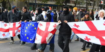 აქციის მონაწილეები, მსვლელობით დიდუბის მიმართულებით გადაადგილდებიან