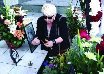 ,,ქვედა საცვლის გარეშე დარჩენილს, შიშველ ტანზე ბუშლატშემოხვეულს, თავგადაპარსულს და ჭრილობებით, ჩაქცევებით სავსეს, მაინც მაწუხებდა აუტანელი სუნი – ჩვენივე განავლის, შარდის“ – აფხაზეთიდან დევნილი ქალის შემზარავი ისტორია (+18)