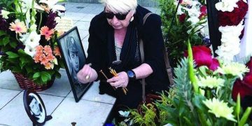 ,,ქვედა საცვლის გარეშე დარჩენილს, შიშველ ტანზე ბუშლატშემოხვეულს, თავგადაპარსულს და ჭრილობებით, ჩაქცევებით სავსეს, მაინც მაწუხებდა აუტანელი სუნი – ჩვენივე განავლის, შარდის“ – აფხაზეთიდან დევნილი ქალის შემზარავი ისტორია (+18)