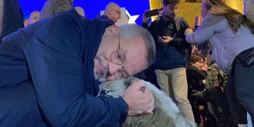 ფოტო აქციიდან – მიხაილ როთი მიუსაფარ ძაღლთან ერთად