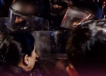 სალომე ზურაბიშვილი სპეცრაზმის პირისპირ: ,,რატომ არ პასუხობთ თქვენს პრეზიდენტს?”