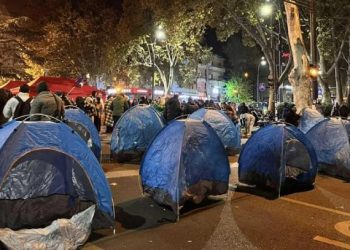 უნივერსიტეტის პირველი კორპუსის მიმდებარედ უკვე 20-ზე მეტი კარავია გაშლილი – რა ხდება ახლა ვაკეში, სადაც ოპოზიციამ გზები გადაკეტა?