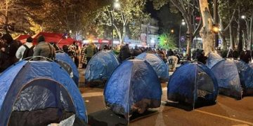უნივერსიტეტის პირველი კორპუსის მიმდებარედ უკვე 20-ზე მეტი კარავია გაშლილი – რა ხდება ახლა ვაკეში, სადაც ოპოზიციამ გზები გადაკეტა?