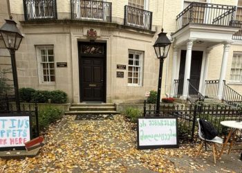 “არ შეგრჩებათ, მოღალატეებო” – ქართველმა ემიგრანტებმა ვაშინგტონში, საქართველოს საელჩოსთან აქცია-პერფორმანსი გამართეს