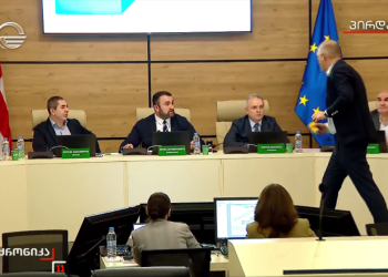 “რას იჭიმები, ქუჩაში ხომ არ გგონია შენი თავი? ” – დაპირისპირება ცესკოში: დავით კირთაძემ გიორგი კალანდარიშვილს, სავარაუდოდ, შავი საღებავი შეასხა