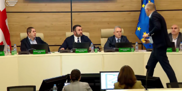 “რას იჭიმები, ქუჩაში ხომ არ გგონია შენი თავი? ” – დაპირისპირება ცესკოში: დავით კირთაძემ გიორგი კალანდარიშვილს, სავარაუდოდ, შავი საღებავი შეასხა