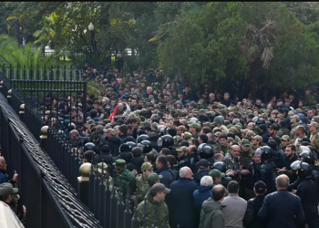 აფხაზები ე.წ. პარლამენტის ტერიტორიაზე შეიჭრნენ – რა ხდება ოკიპირებულ სოხუმში