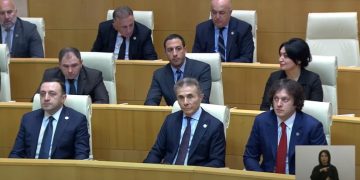 ბიძინა ივანიშვილი პარლამენტის პირველ სხდომას ესწრება
