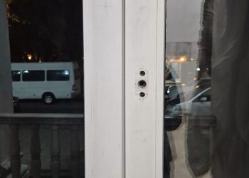 “ეს სამარცხვინოა” – ბსუ–მა ფანჯრები, საიდანაც საკვებს და წყალს აწვდიდნენ სტუდენტებს, დალუქა