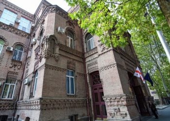 განათლების სამინისტროს 160-ზე მეტი თანამშრომელი ოცნების გადაწყვეტილებას ემიჯნება