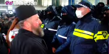“ეს შეკრება არ არის, ეს ერის ხმაა… იქ, ზემოთ, ერთმა მაინც თქვას “მამაო ჩვენო” – სასულიერო პირი სპეცრაზმს