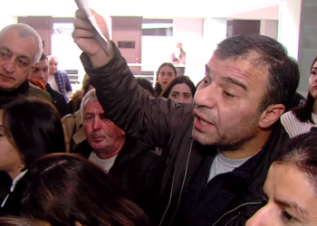 სააპელაციო მოსამართლე ხუჭუას განაჩენის განხილვას ხმაურის ფონზე იწყებს