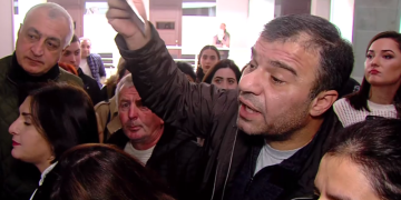 სააპელაციო მოსამართლე ხუჭუას განაჩენის განხილვას ხმაურის ფონზე იწყებს