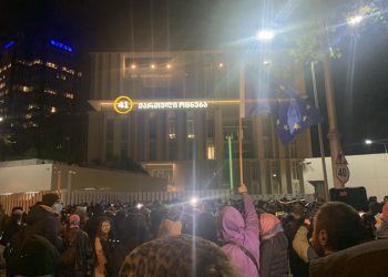 “რუსებო, მონებო” – “ოცნების” ოფისის წინ გზა გადაიკეტა