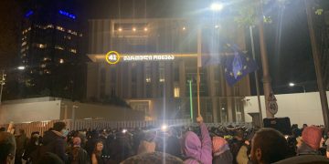 “რუსებო, მონებო” – “ოცნების” ოფისის წინ გზა გადაიკეტა