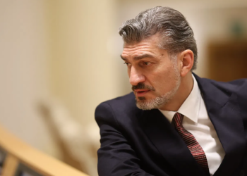 უდიპლომო, უბინაო, უმანქანო – ცხოვრობს, თუ არა, პრეზიდენტობის კანდიდატი ავტოფარეხში?