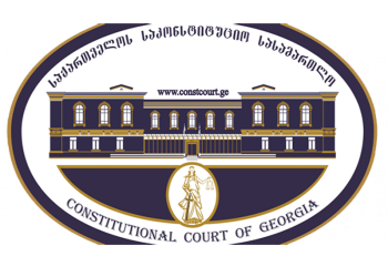 პროტესტი საკონსტიტუციო სასამართლოში – მოსამართლეები “ოცნების” გადაწყვეტილებას ემიჯნებიან