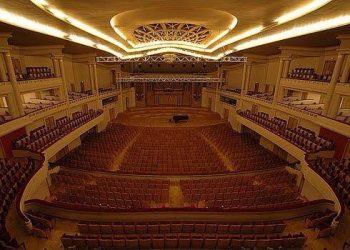 “ვდგავართ საქართველოს დამოუკიდებლობის სადარაჯოზე” – სამეფო უბნის თეატრმა სპექტაკლი გადადო