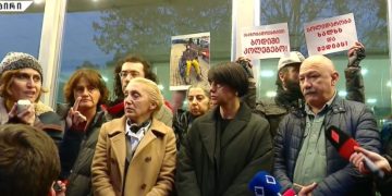 “გადადექით დღესვე” – “შეურაცხყოფის მსხვერპლი ვარ” – რა ხდება პირველ არხთან