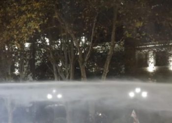 წყლის ჭავლი, გაზი, გინება და ხალხის პასუხი