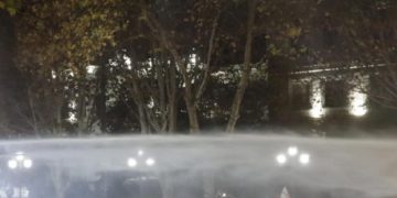 წყლის ჭავლი, გაზი, გინება და ხალხის პასუხი