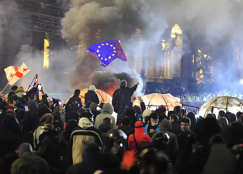 კვლავ წყლის ჭავლს იყენებენ – აკავებენ დემონსტრანტებს