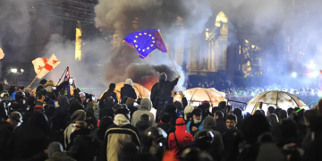 კვლავ წყლის ჭავლს იყენებენ – აკავებენ დემონსტრანტებს