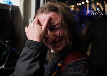 JAMnews – ჩვენს უკრაინელ ფოტოგრაფს სახეში შეასხეს სპრეი, წააქციეს და წაქცეულს დაარტყეს