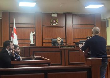 პოლიციელის კომენტარი – რატომ დააკავეს ვანო გომურაშვილი, რომელიც დღეს 2 000 ლარით დააჯარიმეს