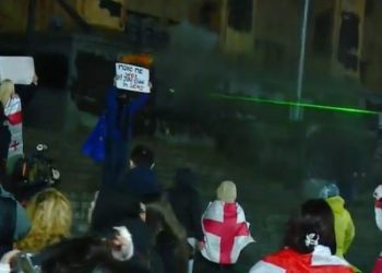 სპეცრაზმმა ცრემლსადენი გაზისა და წყლის ჭავლის გამოყენება უკვე დაიწყო